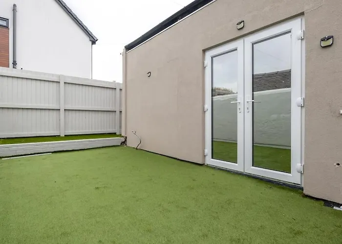 Modern Studio Apart Large Garden