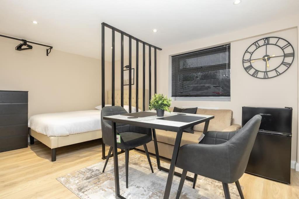 Apartment Modern Large Garden