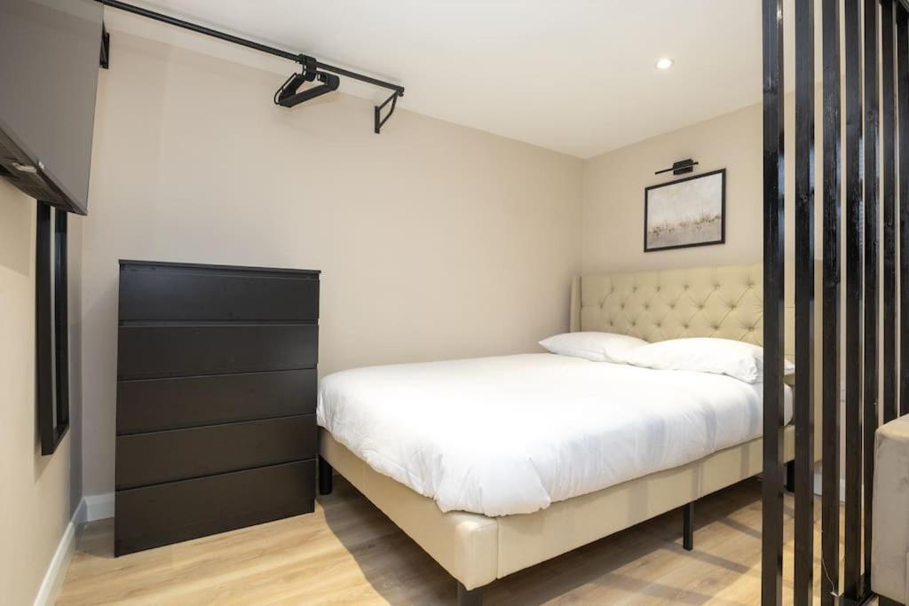 Modern Large Garden Apartment Stoke-on-Trent